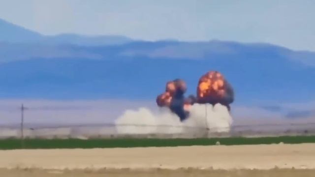 На авиашоу в Айдахо живописно столкнулись два истребителя ВМС США F/A-18. Экипажи катапультировались