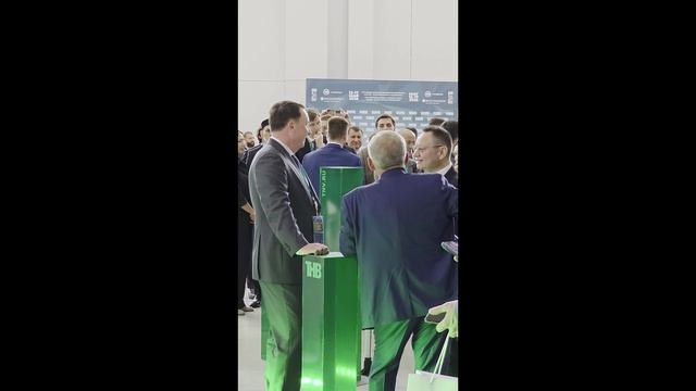 Минниханов беседует с чиновниками на экономическом форуме Россия Исламский мир KazanForum 2026