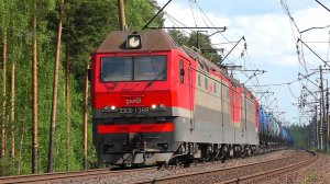 3ЭС6-1366 «Синара» и 2ЭС10-017 «Гранит» с грузовыми поездами встречаются на перегоне