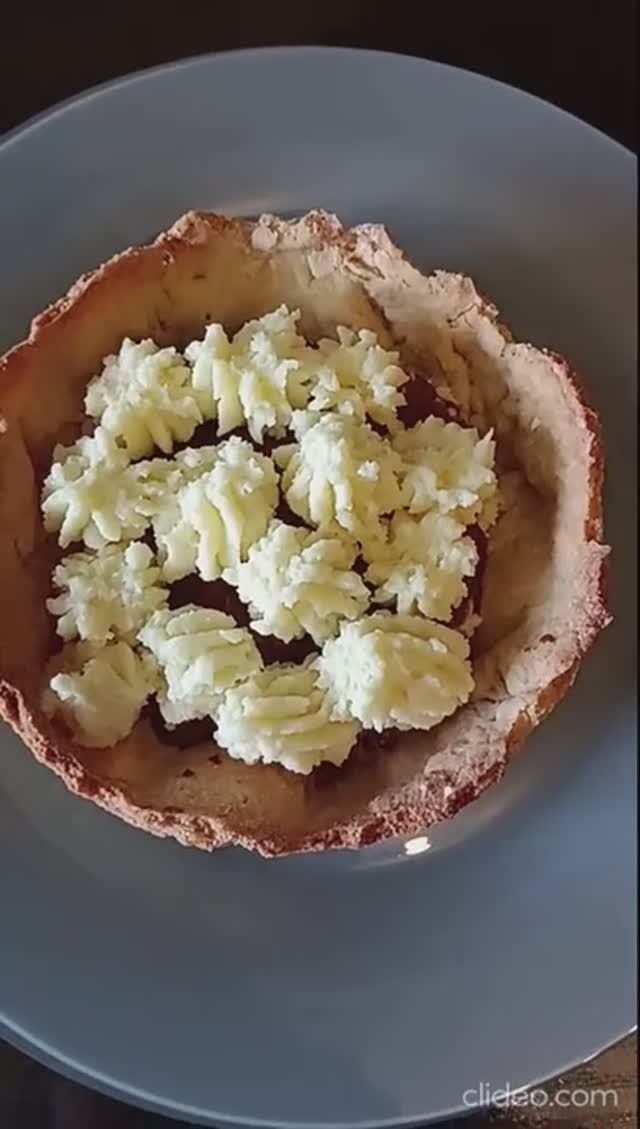 Корзинки из песочного теста) Начинка из шоколада с кокосом. Крем из сливок и шоколада)