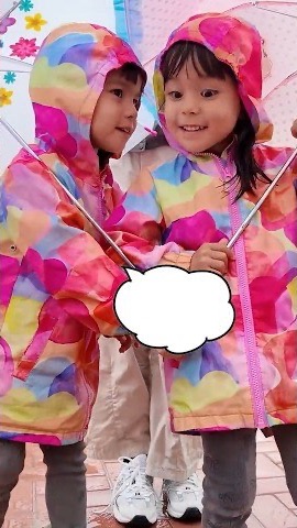 Бедная мама замерзала… И близняшки ей помогли! 🥺☔