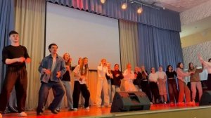 Весёлый танец студентов СПб ГБПОУ АИТУ - аниматоры показывают движения в зрительном зале