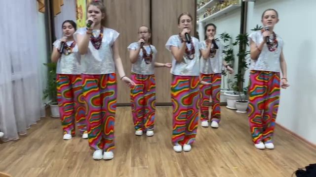 «Бьют там тамы» (сл. И Толмаковой, муз. И. Глейзер)