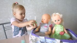 Кормим кукол, лечим кукол и танцуем с куклами!!