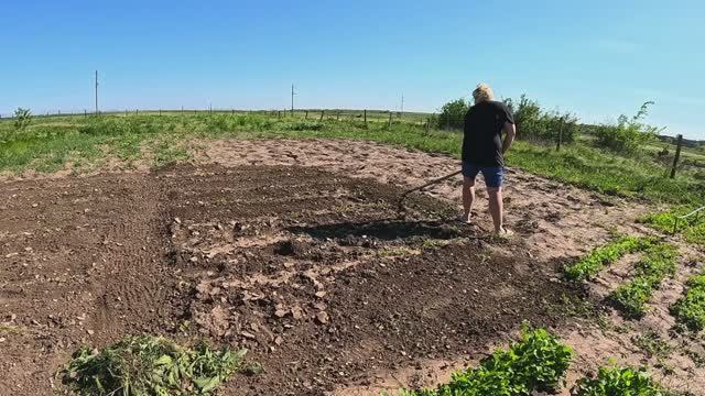 Губарева- ВЕСЬ ДЕНЬ В РАБОТЕ  САПАЮ ОГОРОД  ЖИЗНЬ В ДЕРЕВНЕ