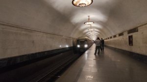 Ретропоезд Сокольники прибывает на станцию метро Новослободская