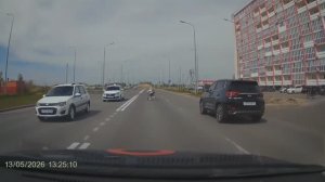 Чуть не снесли ребёнка на самокате на курганской дороге