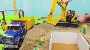 Игрушечный мусоровоз, полицейская машина, бульдозер и грузовик убирают мусор 🚛 Видео для детей