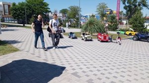 Развлечения для детей, такие как аренда маленьких электромобилей.
