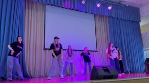 Студенты исполняют веселый хип-хоп