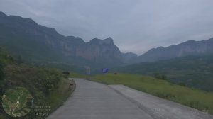 🇨🇳 Эньши, Хубэй, Китай - Цветущие поля под гигантскими скалами Хубэя / 2026 / 4K