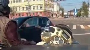 В Рязани автоледи на BMW запуталась в кнопках и впечаталась в мирно стоящего байкера

Дамочка забыла