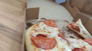 ем пиццу🍕🍕🍕
