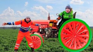 Весёлые истории про трактор. Трактор сломался отвалилось колесо Малыш приехал на помощь