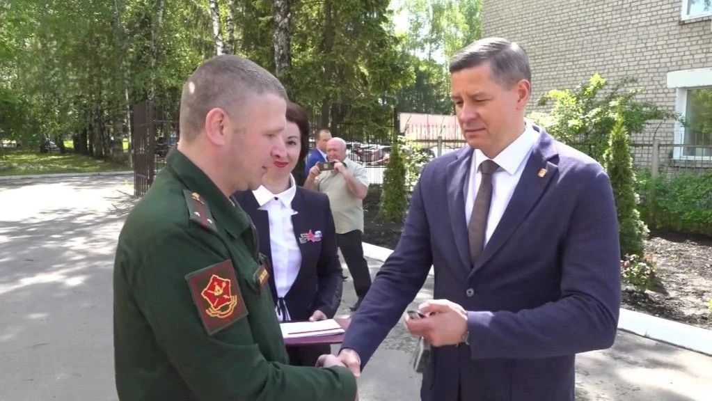 Врио губернатора Егор Ковальчук вручил ключи от машины герою СВО смотреть онлайн