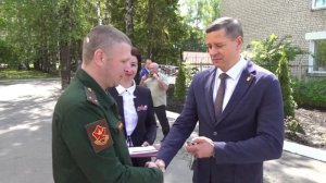 Врио губернатора Егор Ковальчук вручил ключи от машины герою СВО