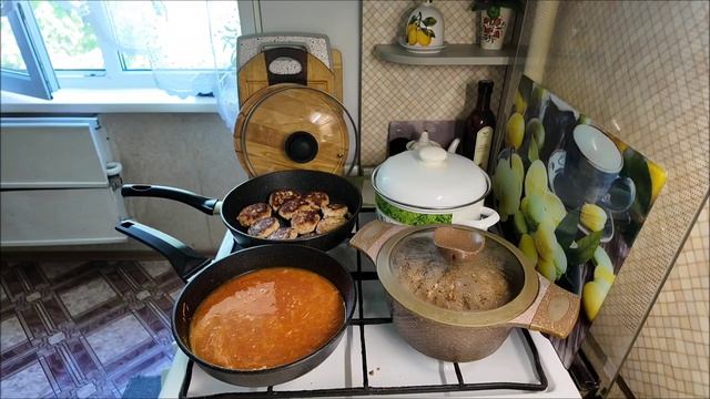 На обед Сочные котлеты с нежной подливкой и свежий салат