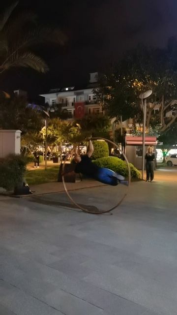 Человек в круге💥 уличный артист в Аланье