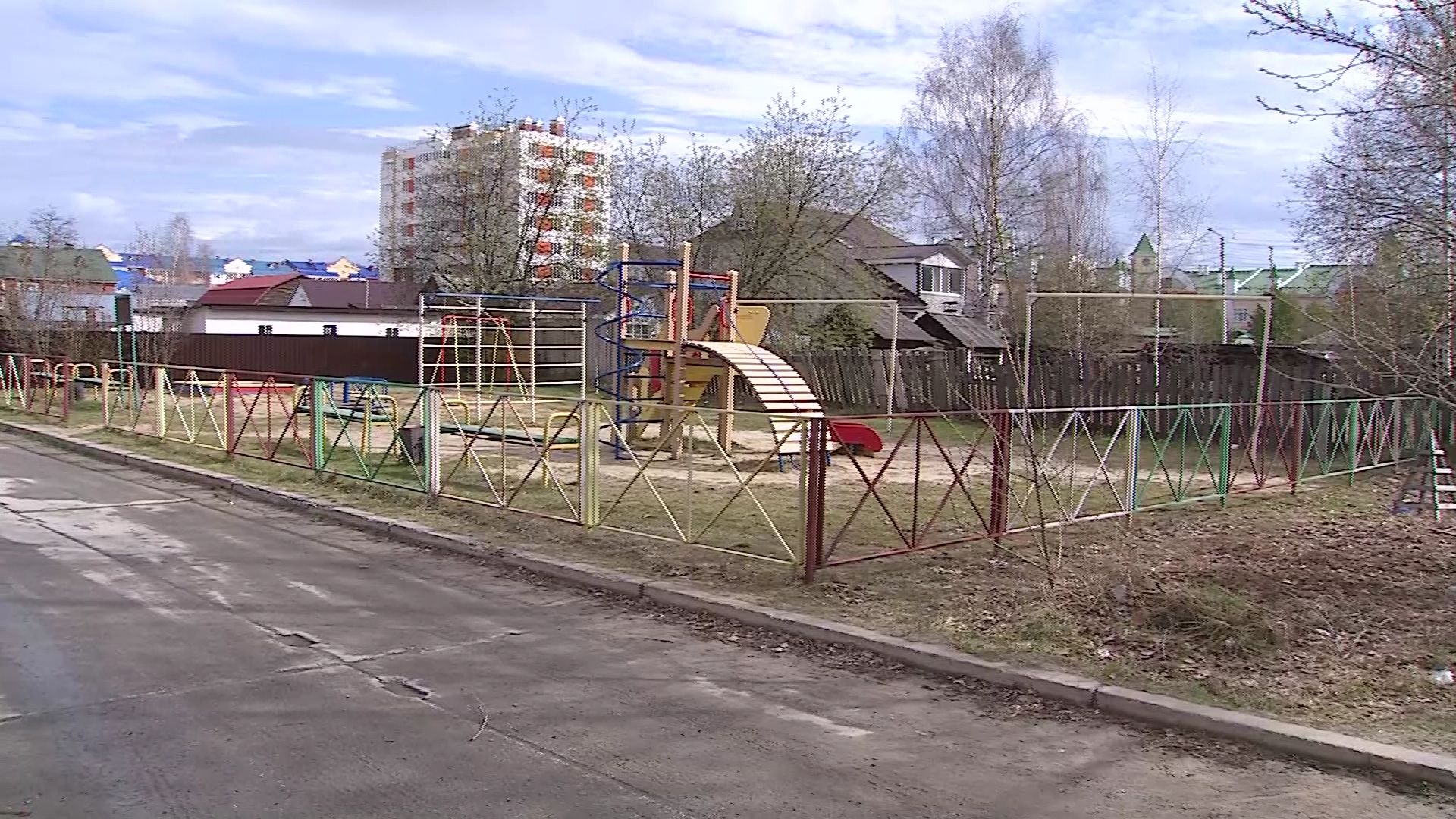 В Советском проверяют безопасность детских площадок