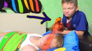 АРСЕНИЙ ДЕЛАЕТ УРОКИ С ФОНАРИКОМ В ТЕМНОТЕ. БРОС ШОУ