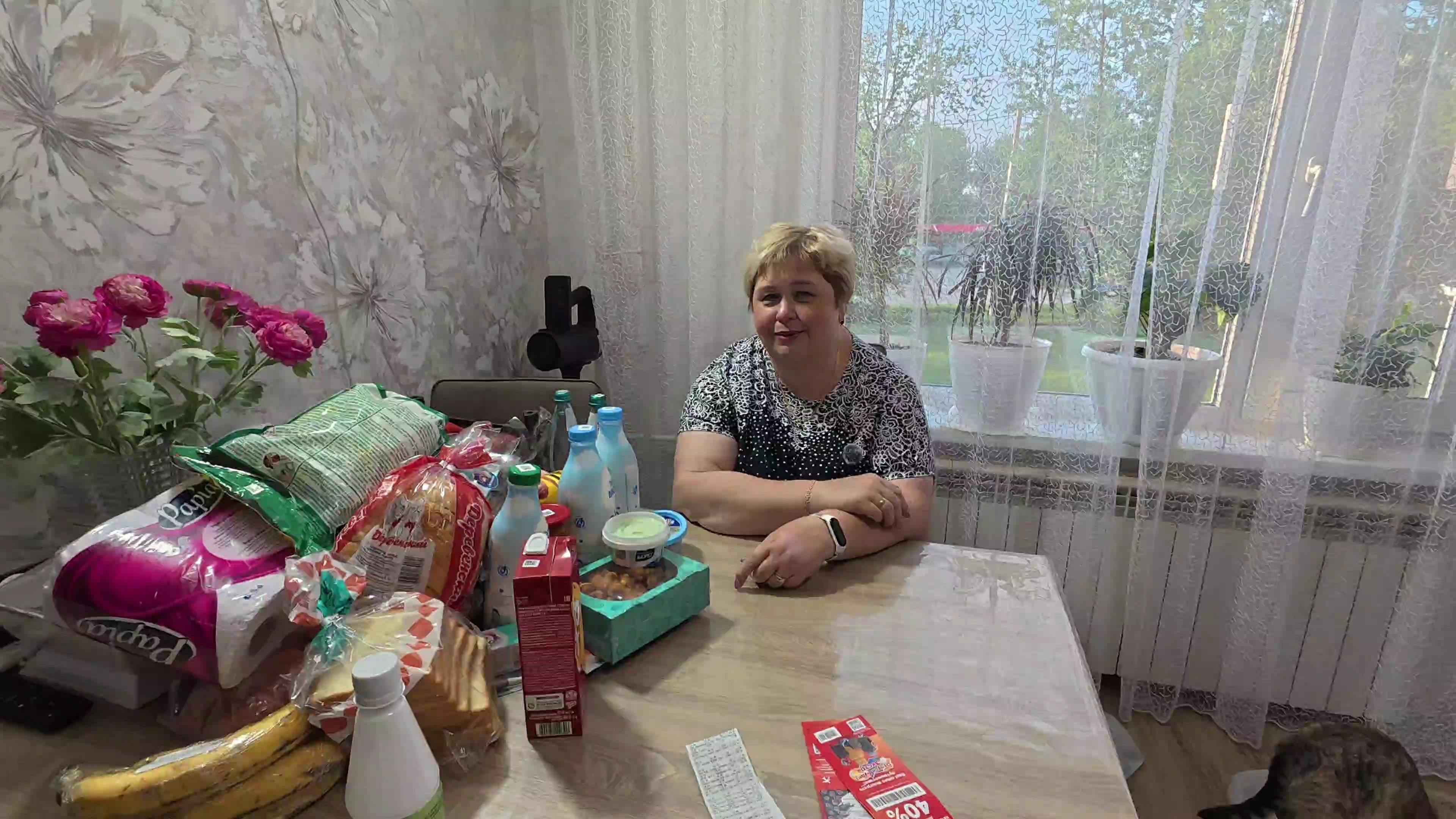 Для Абдугани привезли отличный сюрприз. Купили авто холодильник, в питомнике купили растишки.