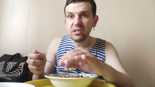Мукбанг жареная картошка со скумбрией и овощной салат