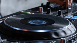 DJ-сет LUNAR в стиле прогрессив-дарк-хаус.