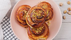 Малиновые улитки с рикоттой и фисташками