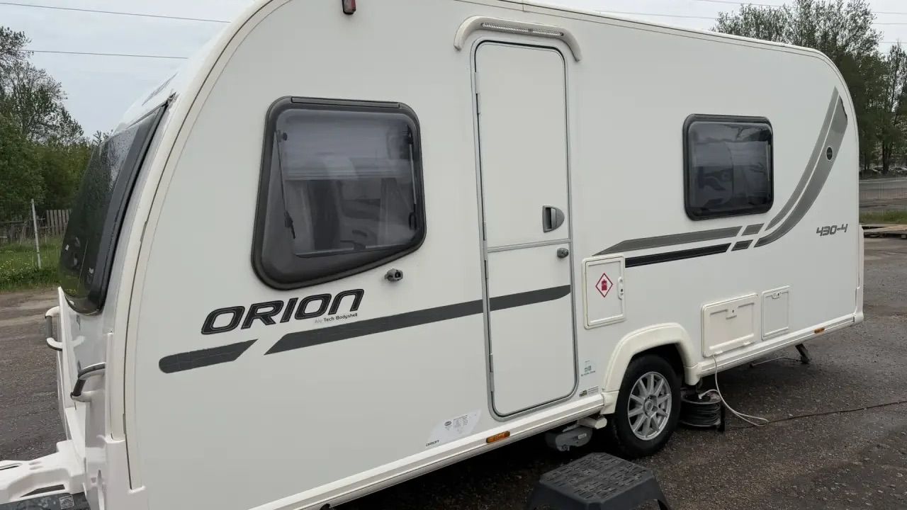 Стильный караван-турист Bailey Orion C Alu Tech Body Shell 2014 года на 4 места с раздельной душевой