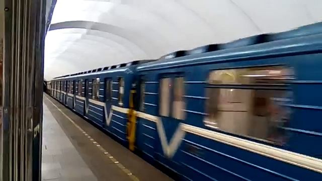 Петербургское метро. "Юбилейный" и Ем на станции "Академическая" смотреть онлайн