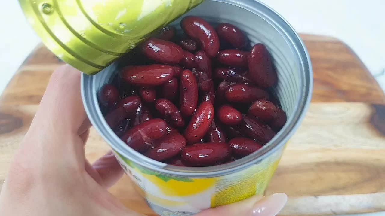 Салат Очень Очень вкусный. Рецепт просили все кто пробовал. Салат с фасолью. Съедается первым!