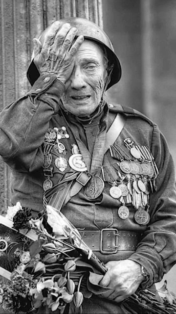 Простите нас , мы просрали Вашу Победу .....