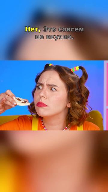Восхитительное удовольствие от шоколадного фонтана с вкусным пончиком в руке!