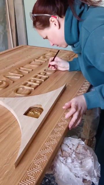 Настенная панель из дуба с логотипом.