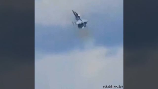 Шоу получилось огонь!

Два самолета EA-18G Growler ВМС США столкнулись в воздухе во время авиашоу