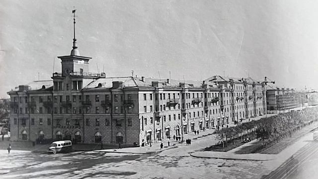 В Барнауле отреставрированное панно соцреализма стало украшением нового офи смотреть онлайн