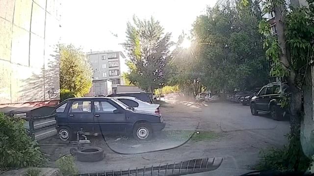 Нарушает скоростной режим в жилой зоне