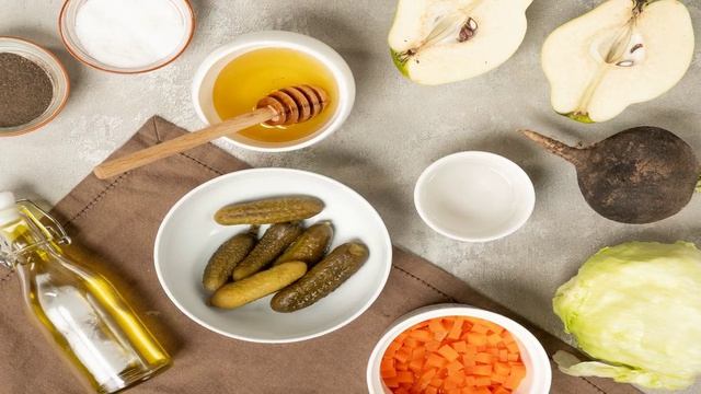 Салат с айвой и маринованными огурцами смотреть онлайн