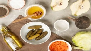 Салат с айвой и маринованными огурцами