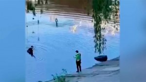 В Киевской области мужчина сбежал от военкомов, прыгнув в холодную воду.
