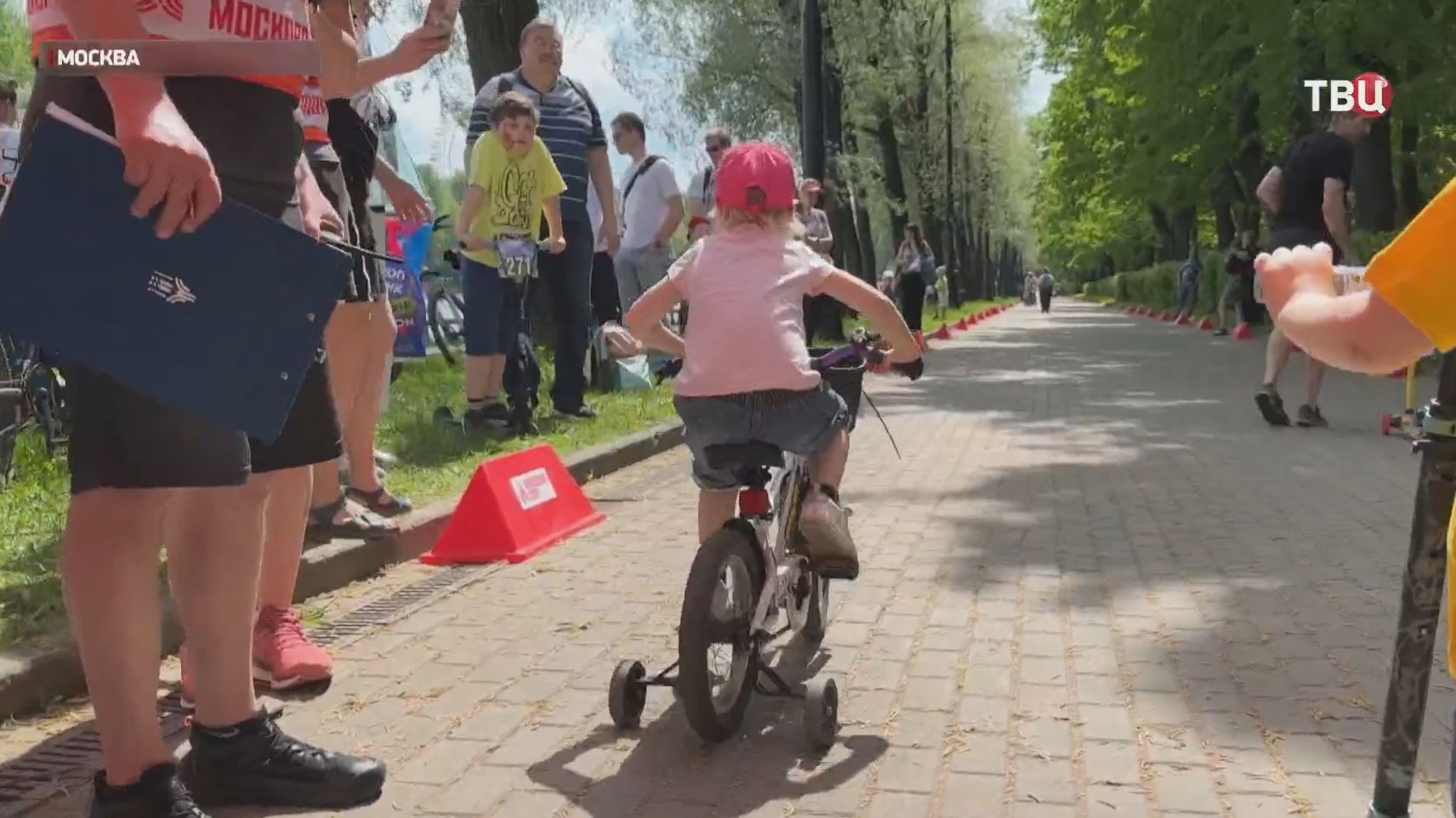Многодетные семьи вышли на велопробег в Измайловском парке