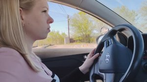 Обучение вождению с Юлей. Второе занятие на автодроме. Учимся трогаться с помощью педали газа