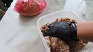 Готовлю кушать, в меню борщ и манты.