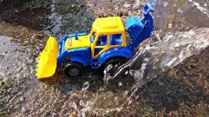 Купили новый Синий трактор и Весело играем с трактором в большой песочнице