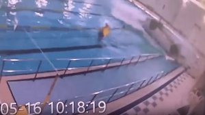 Автомобиль упал в бассейн с людьми в Южной Корее
