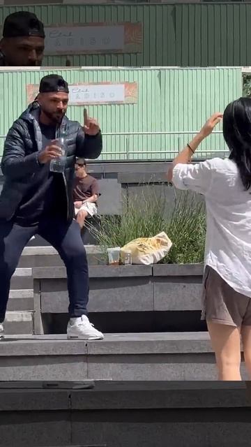 Фотографируюсь со случайными девушками😁