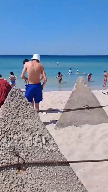 Репортаж из Крыма. Вон там находится Одесса.