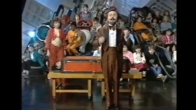 The Great Kovari - Sawing a Woman in Half on THE ULTIMATE MACHINE Kids TV Show смотреть онлайн