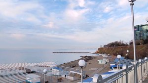 Вид на пляж «Высокий берег» в Анапе, расположенный в Малой бухте.