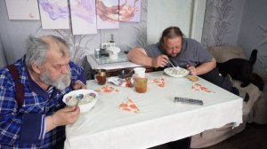 Тишина и благодать Кушаем молча вместе с папой пельмешки ПОДВАЛ ИЛЬИЧА
